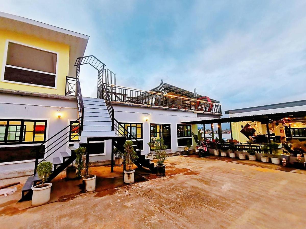 Chaiyai River Front Hotel Sichon Exterior photo
