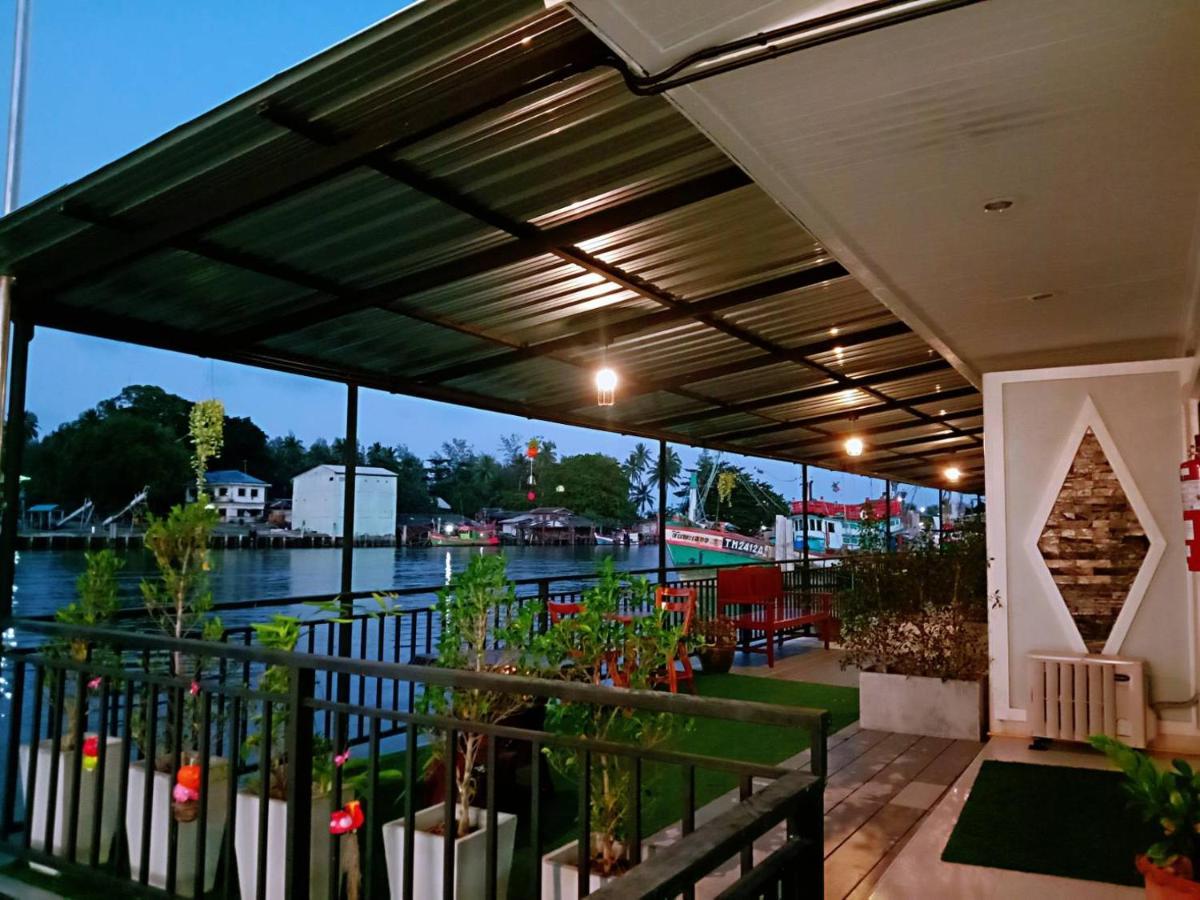 Chaiyai River Front Hotel Sichon Exterior photo