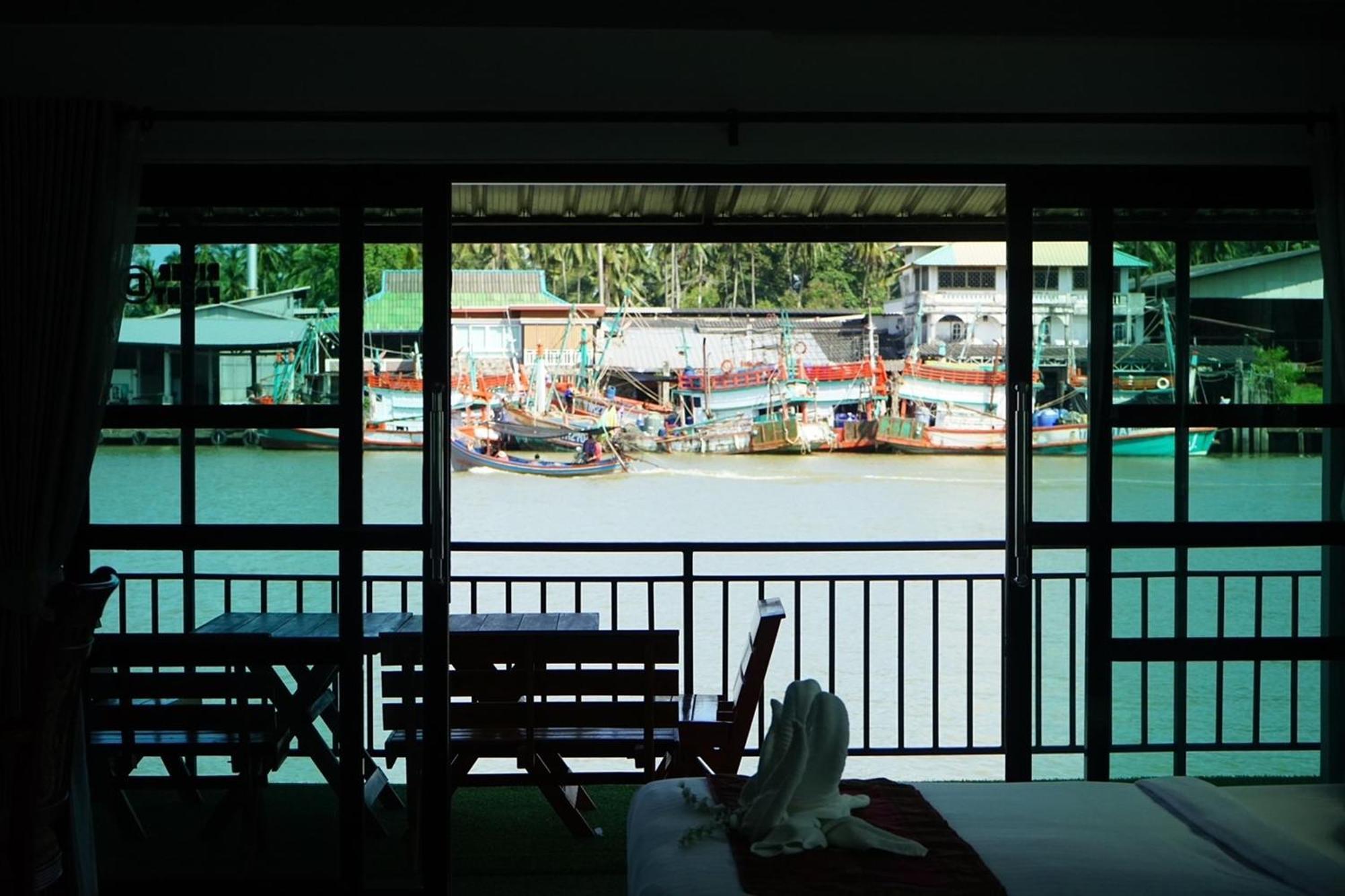 Chaiyai River Front Hotel Sichon Exterior photo
