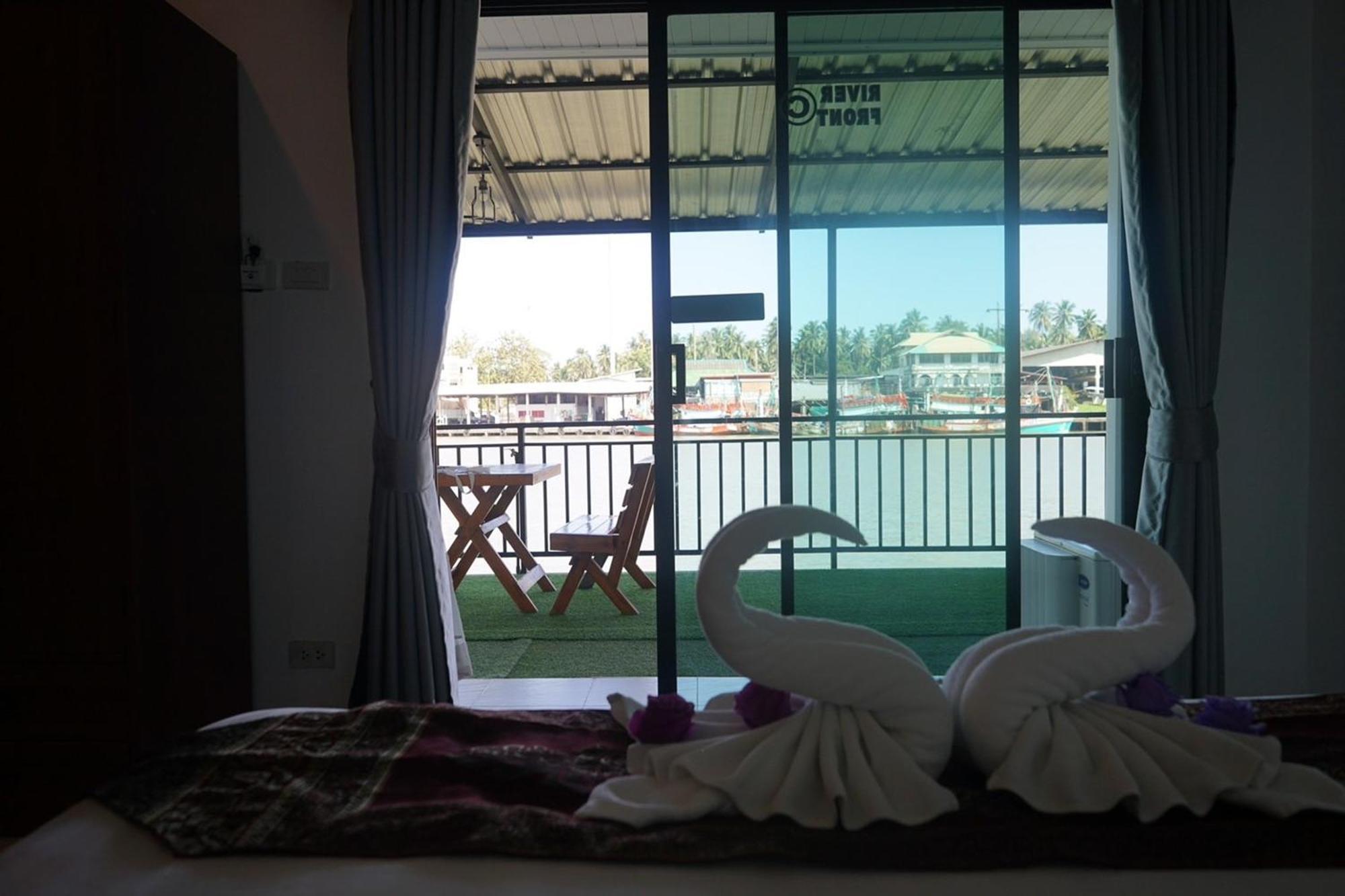 Chaiyai River Front Hotel Sichon Exterior photo