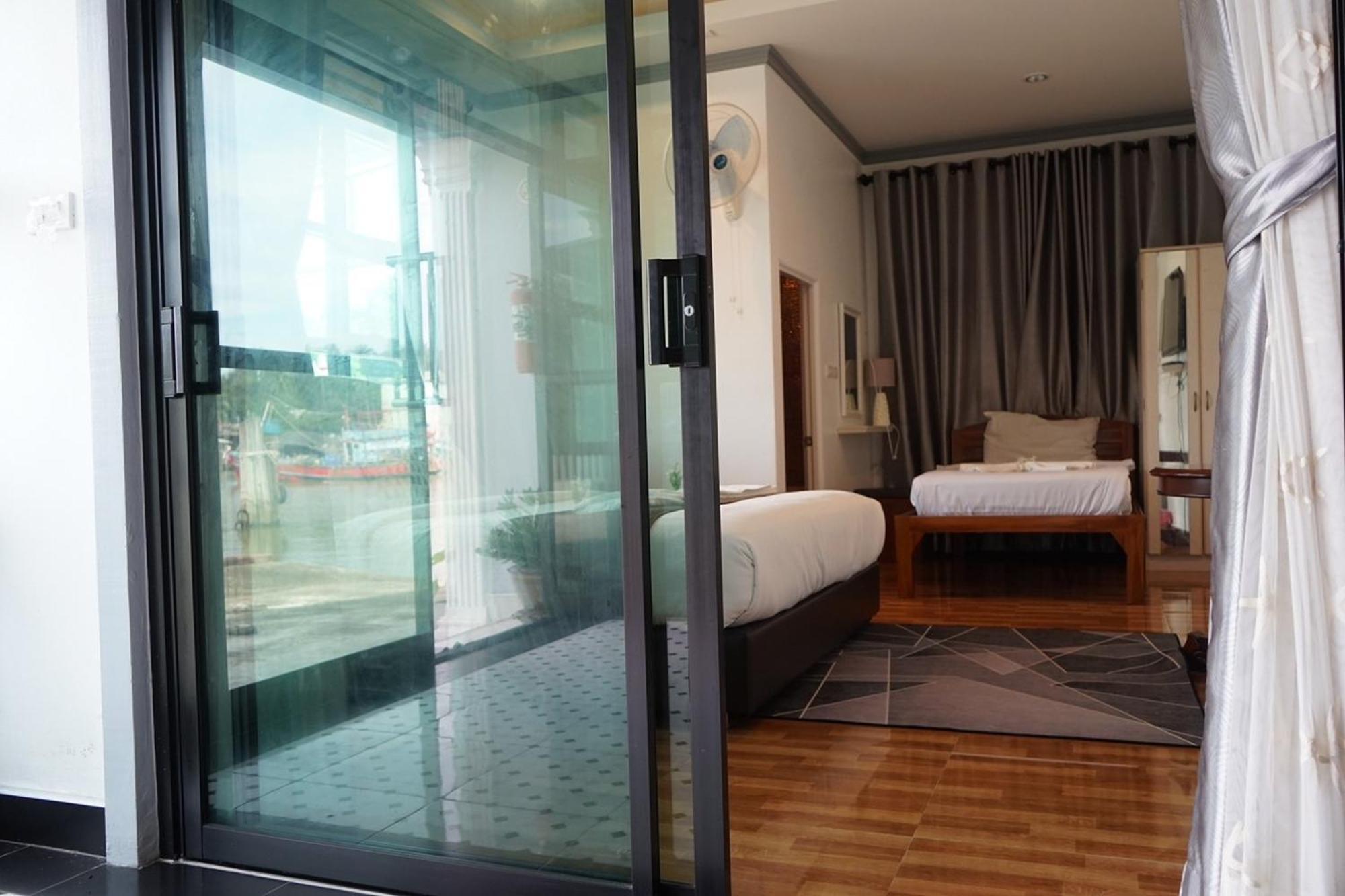 Chaiyai River Front Hotel Sichon Exterior photo