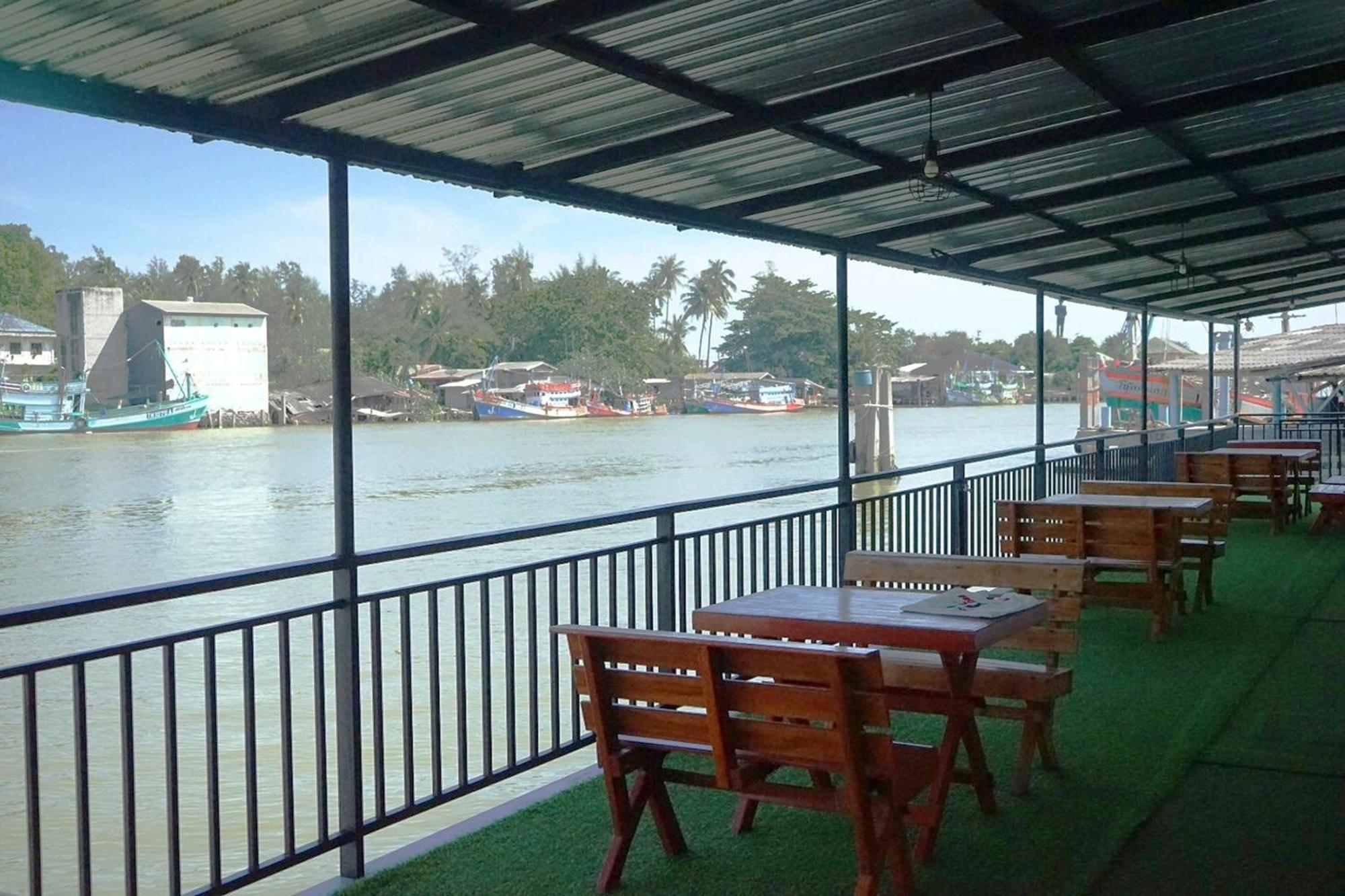 Chaiyai River Front Hotel Sichon Exterior photo